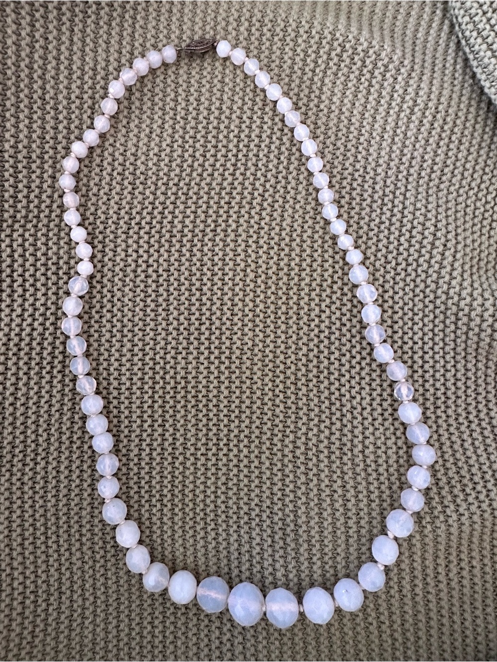 Vintage Opalescent Faceted Glass Graduated
Bead Necklace
